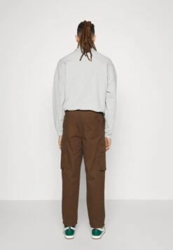 YOURTURN Unisex - Pantaloni Cargo - Brown 2 YOURTURN Unisex - Pantaloni Cargo - Brown -Yourturn 0805c6c9c96643c784005d382ad298d2 scaled