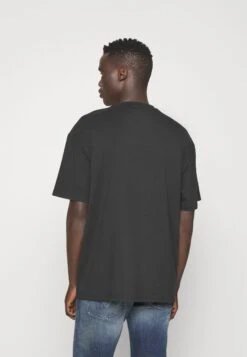 YOURTURN T-Shirt Con StampaBlack Uomo T-shirt E Polo YO122O0SI-Q11 -Yourturn 2de02ada82e24cd6bfb2575529971141 scaled