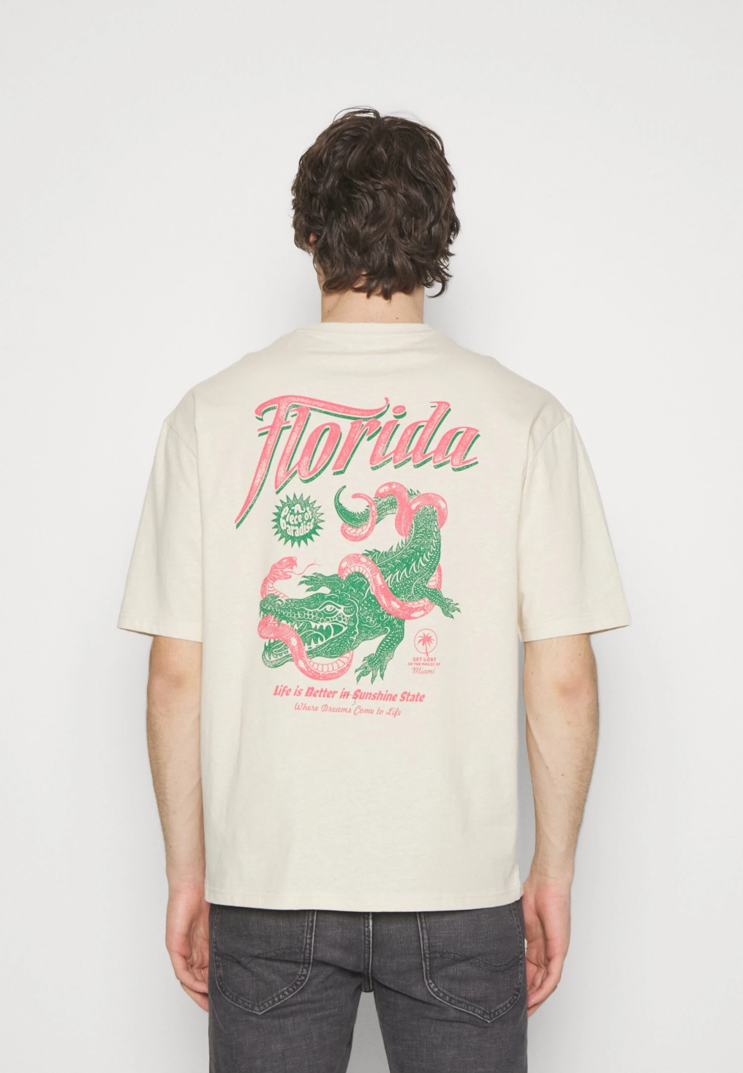 Crocodile Florida Graphic Tee Unisex T-Shirt Con StampaBeige Uomo T-shirt e polo YO1210130-B11 YOURTURN Crocodile Florida Graphic Tee Unisex T-Shirt Con StampaBeige Uomo T-shirt E Polo YO1210130-B11 -Yourturn 5023667c12ba46dc8dc309ced9e2c6d1 scaled