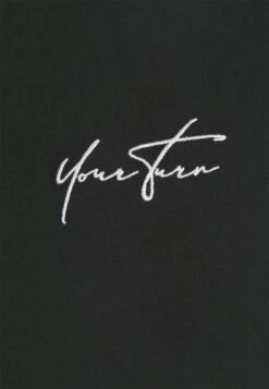 YOURTURN UnisexMaglietta A Manica LungaBlack Uomo T-shirt E Polo YO12100AI-Q11 2 YOURTURN UnisexMaglietta A Manica LungaBlack Uomo T-shirt E Polo YO12100AI-Q11 -Yourturn 671ab0868aed428d9fb0366533cb1ce4 scaled