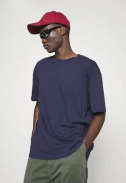 YOURTURN Unisex - T-Shirt Con Stampa - Dark Blue 3 YOURTURN Unisex - T-Shirt Con Stampa - Dark Blue -Yourturn 8cdb24fa80d34ce385a965b0fddfd54b scaled