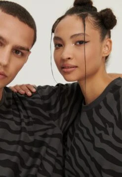 YOURTURN UnisexT-Shirt Con StampaBlack Donna T-shirt E Top YO12100ZG-Q11 -Yourturn bfb24006e8dd47df98935fa774db3448 scaled