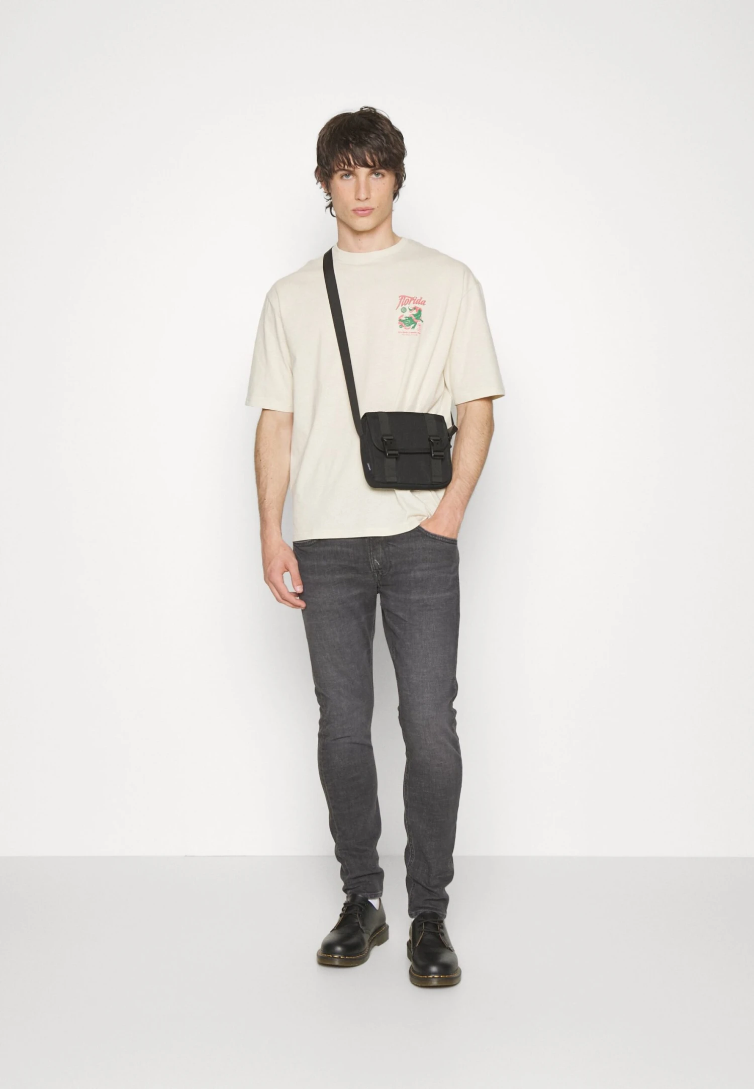 Crocodile Florida Graphic Tee Unisex T-Shirt Con StampaBeige Uomo T-shirt e polo YO1210130-B11 YOURTURN Crocodile Florida Graphic Tee Unisex T-Shirt Con StampaBeige Uomo T-shirt E Polo YO1210130-B11 -Yourturn d9580974391a4ca992f42ee0fd201504 scaled